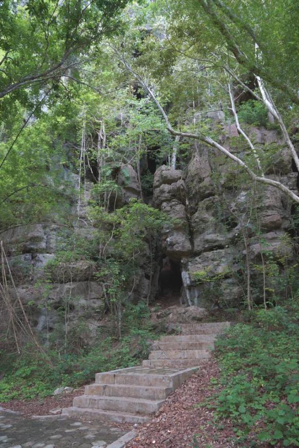 Goa Batu Cermin Labuan Bajo 4